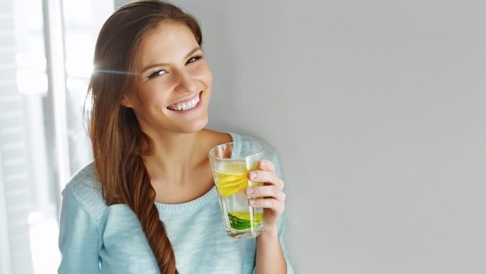 Acqua tiepida e limone: fa davvero bene? Acqua tiepida e limone: fa davvero bene?
