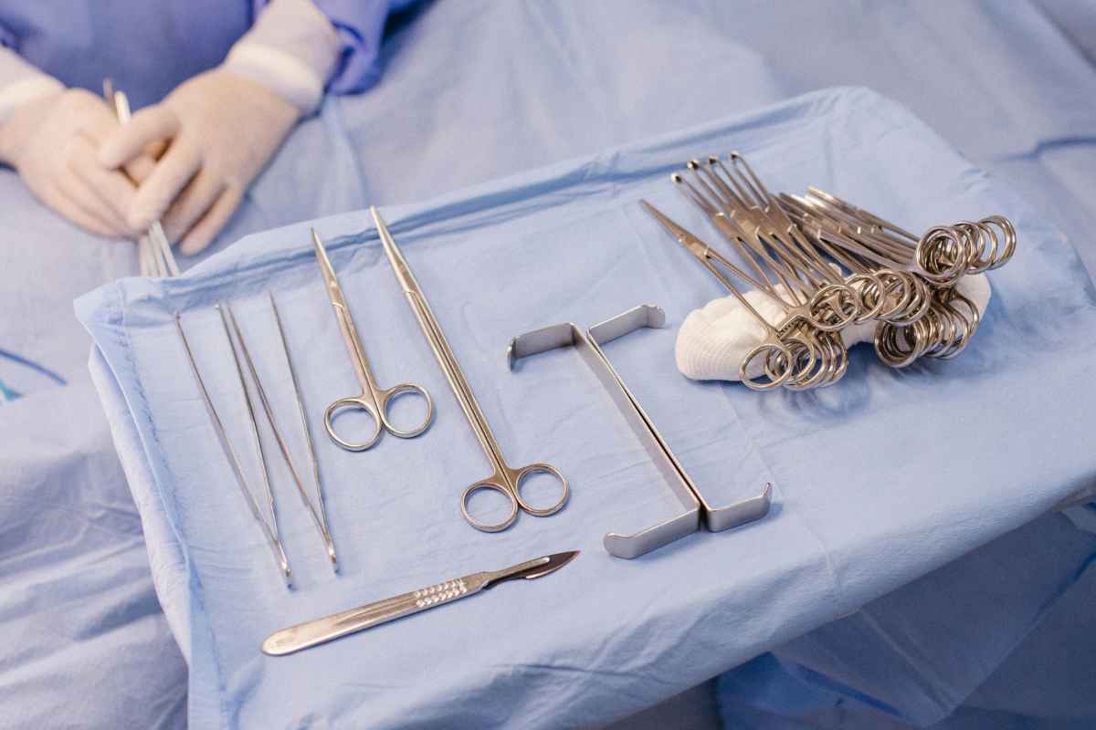 strumenti per la rimozione chirurgica dei fibromi penduli
