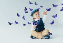 foto creata con l'IA con un bambino circondato da farfalle