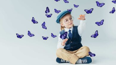 foto creata con l'IA con un bambino circondato da farfalle