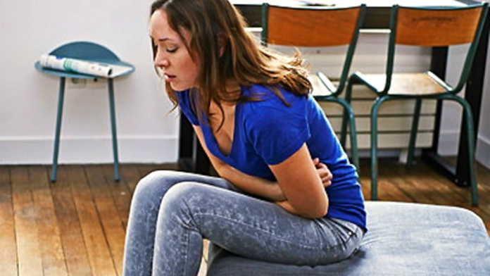 Una donna soffre di dolori addominali per i calcoli biliari