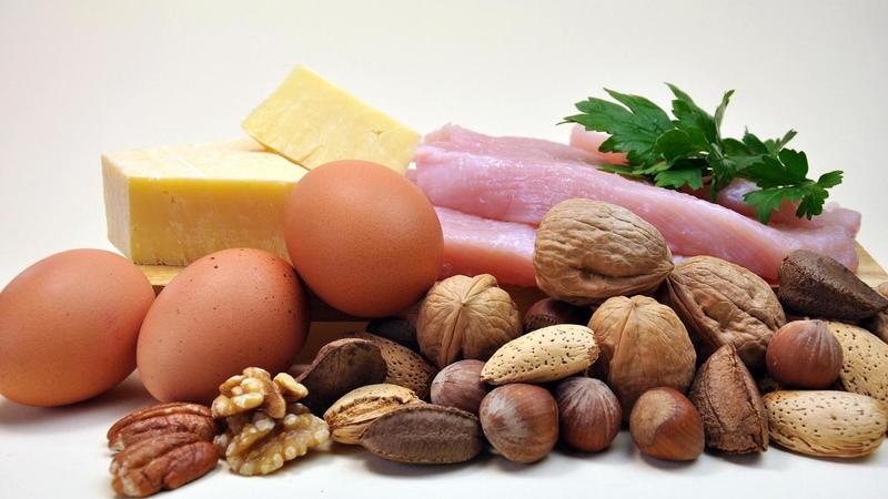 Pollo, noci e verdura: ecco cosa mangia chi è magro
