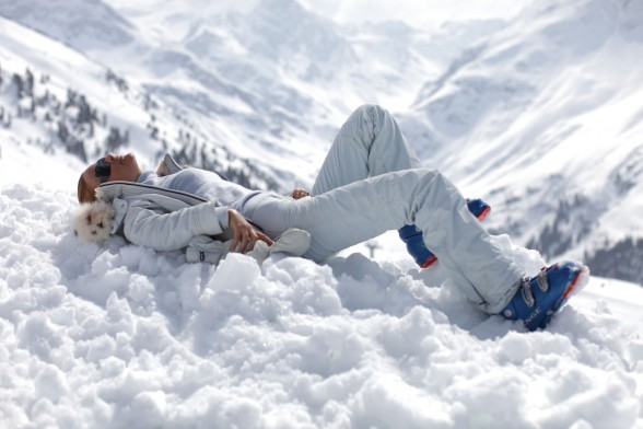 prendere il sole in montagna in inverno