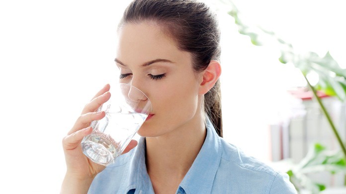donna-acqua-696x392 Bere acqua e limone serve contro i calcoli renali?