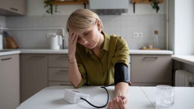 donna con giramenti di testa si misura la pressione in casa
