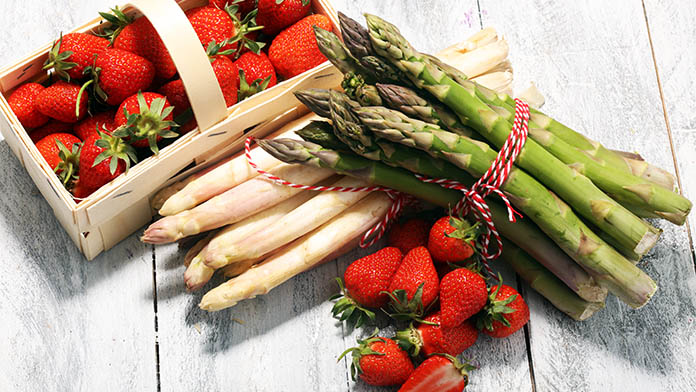 fragole e asparagi sono frutta e verdura di maggio