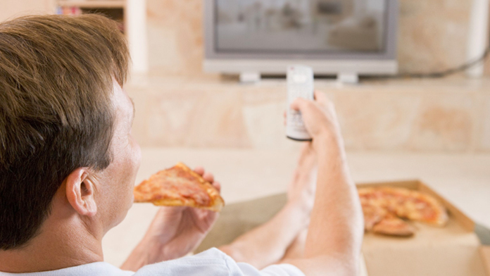Mangiare davanti alla tv fa male Obesità e cattive abitudini