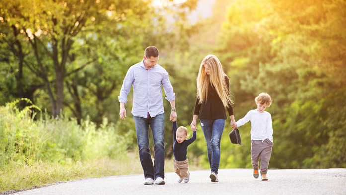 passeggiare parco famiglia