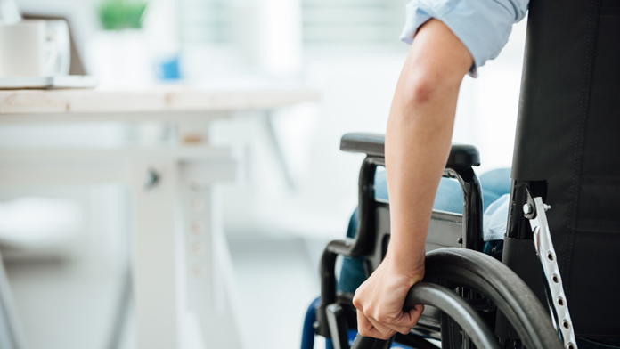 paziente di sclerosi multipla in sedia a rotelle