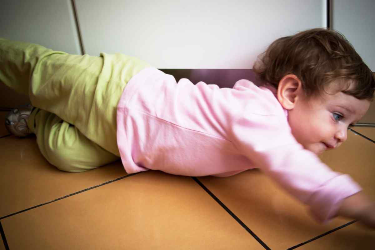 un bambino cade in casa