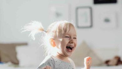 una bambina corre in casa