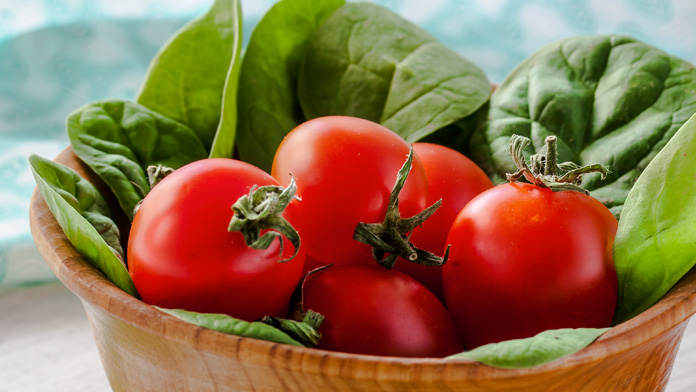 Cibi antirughe? Il segreto è in pomodori, cavoli e spinaci