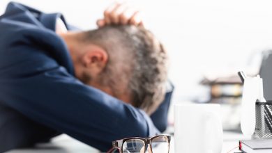 Un uomo evidentemente stressato