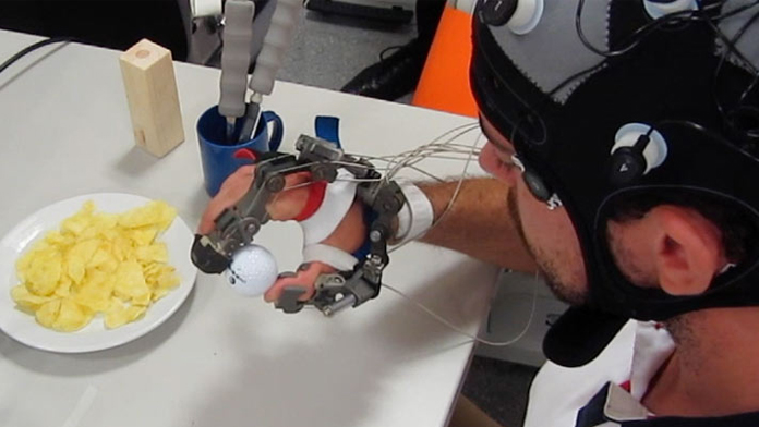Guanto hi-tech aiuta i tetraplegici a mangiare e scrivere da soli