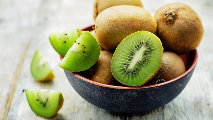 Previeni il raffreddore e l'influenza con kiwi, salmone e frutta secca