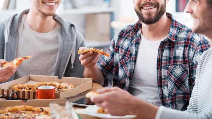 In compagnia si mangia di più, soprattutto fra uomini