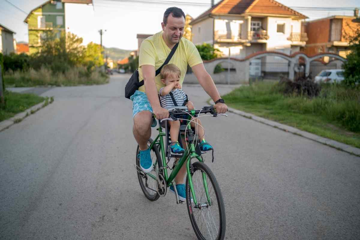 un bambino in bici con il figlio