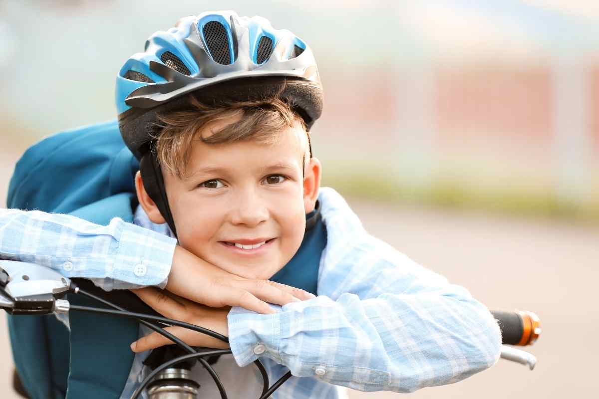 un bambino con il casco