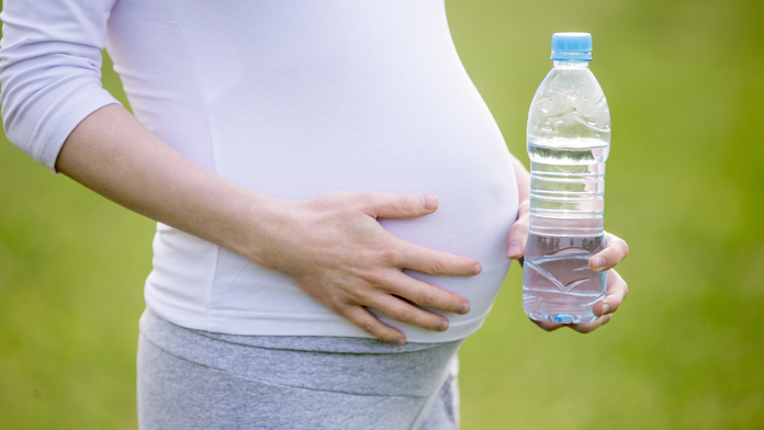 Gravidanza: gli ftalati della plastica influenzano lo sviluppo del bebè