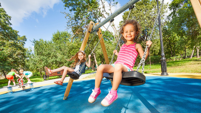 I bambini sull'altalena imparano a collaborare