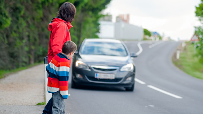 Bambini: fino ai 14 anni non riescono ad attraversare la strada in sicurezza