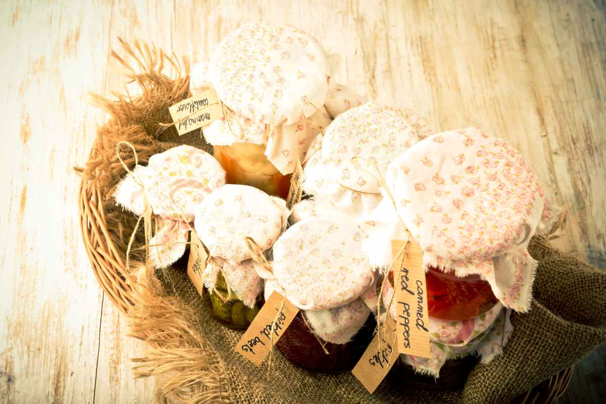 un cestino pieno di conserve fatte in casa