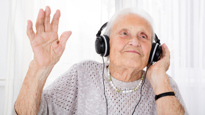 Alzheimer e demenza negli anziani: meno farmaci con la musica giusta