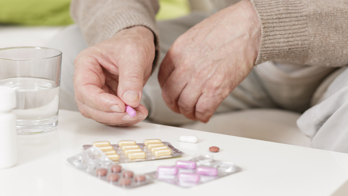 Anziani e farmaci: attenti ai “doppioni”, si rischia il sovradosaggio