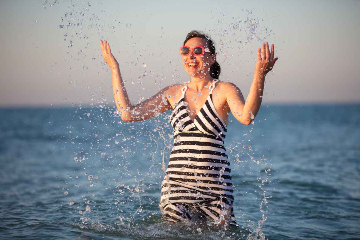 una ragazza fa un bagno in mare