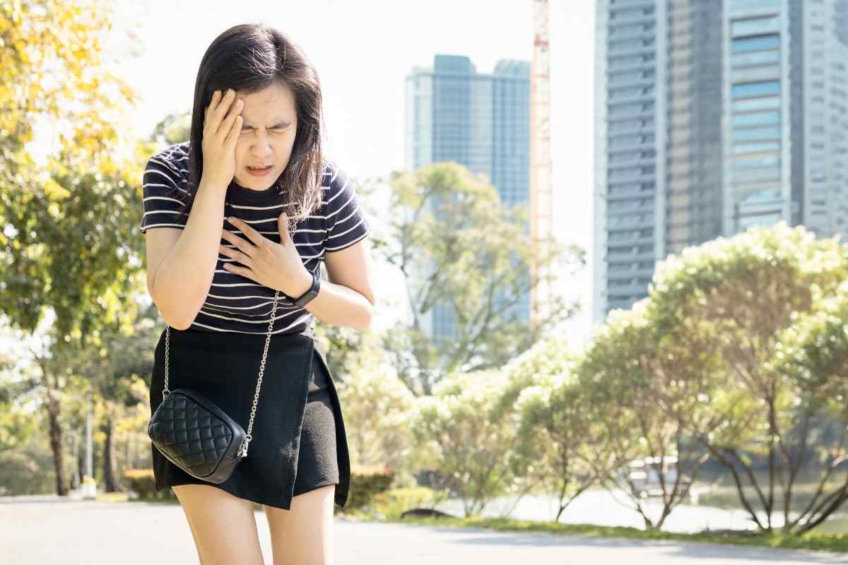 una donna ha un violento capogiro mentre cammina