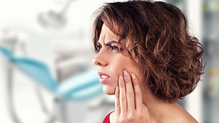 denti Denti sensibili: dal tè verde un aiuto contro la carie