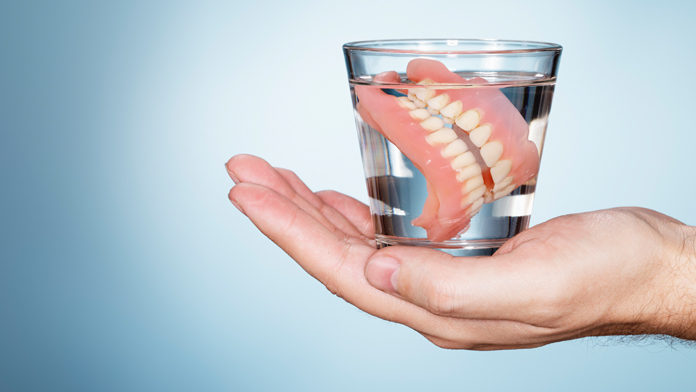 dentiera Troppo adesivo per dentiera e gli si “addormentano” le gambe