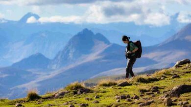 una donna fa trekking in alta montagna