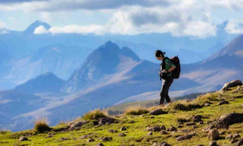 una donna fa trekking in alta montagna