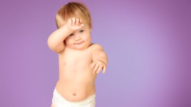 un bambino cammina con il pannolino addosso