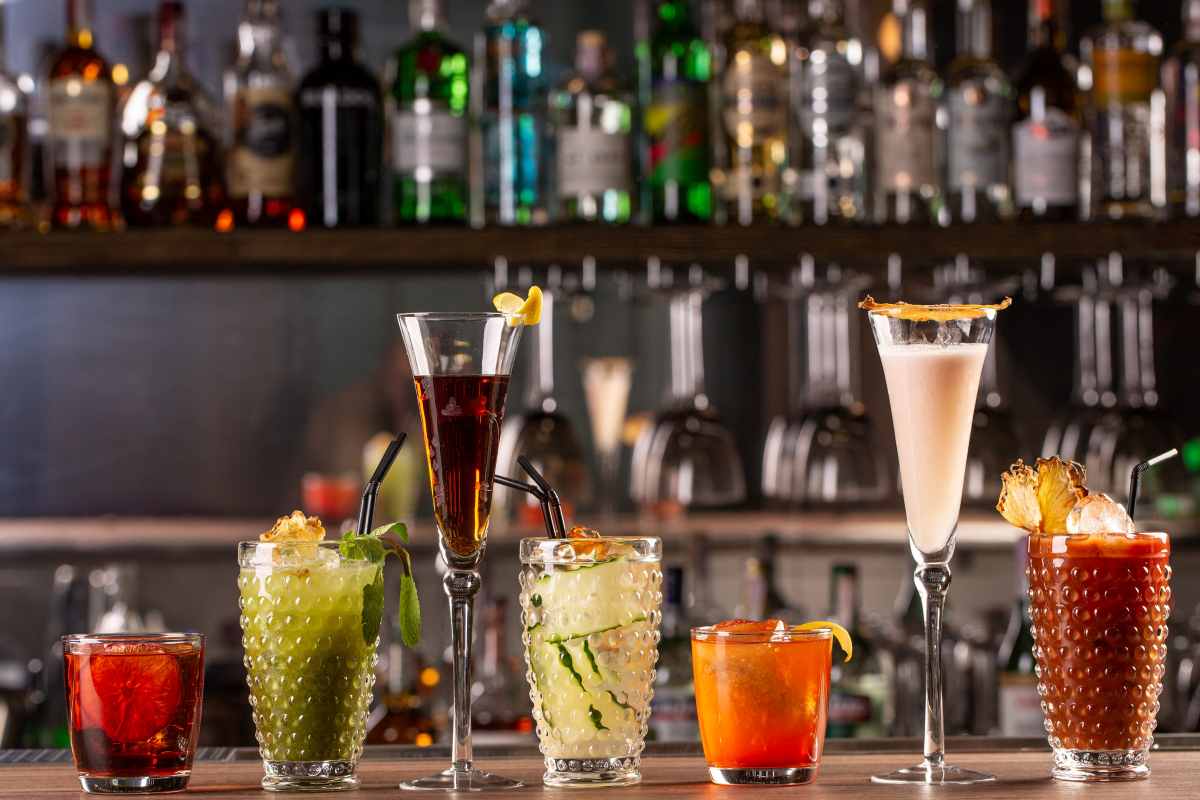 alcuni bicchieri con diversi alcolici sul bancone di un bar