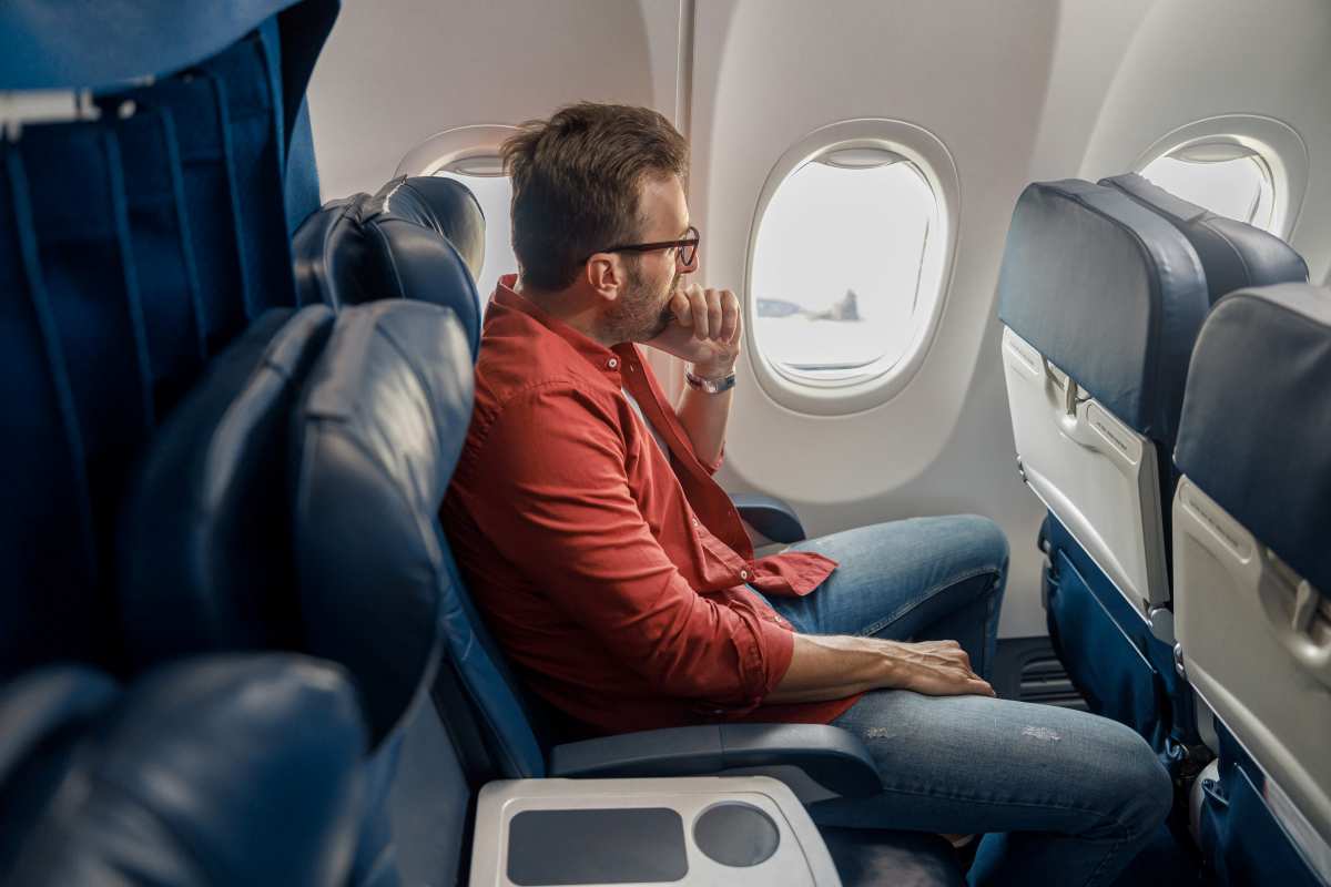 un passeggero in ansia mentre è su un volo aereo
