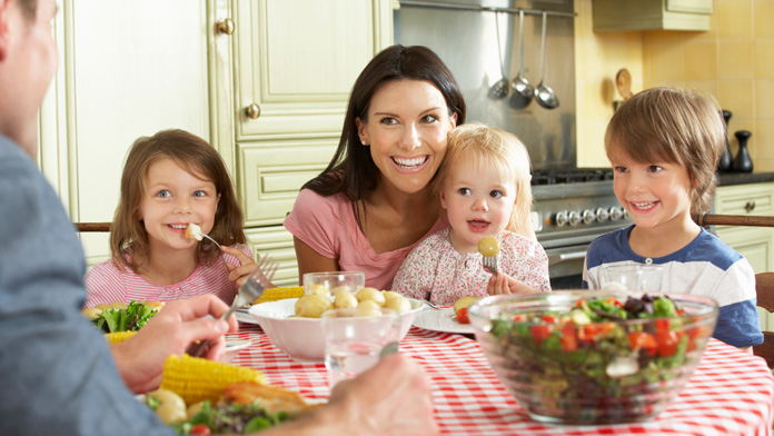 Bambini: mangiare in famiglia fa bene a corpo e mente