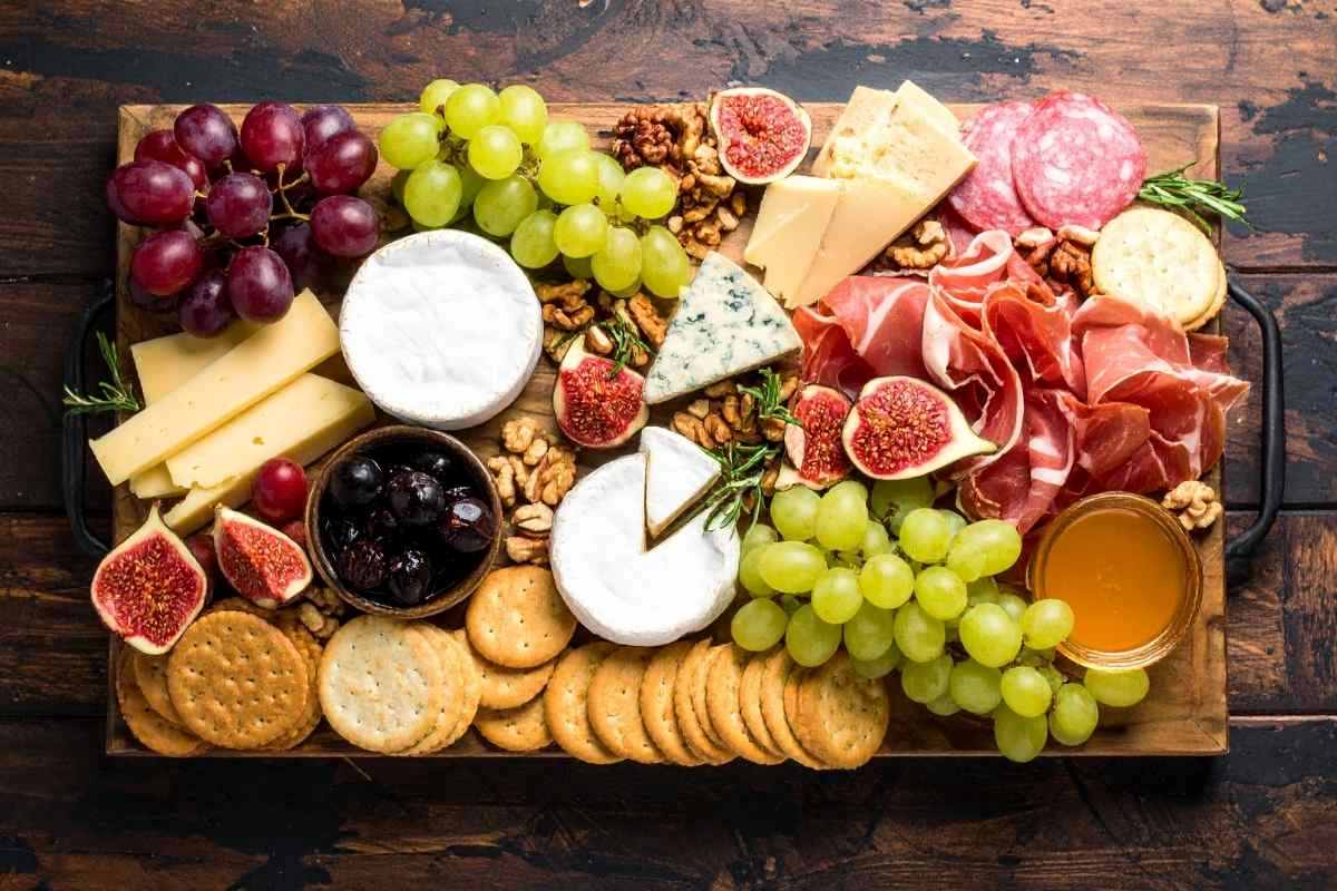 taglieri con salumi formaggi e frutta