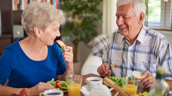 due persone mangiano seguendo le regole della dieta MIND