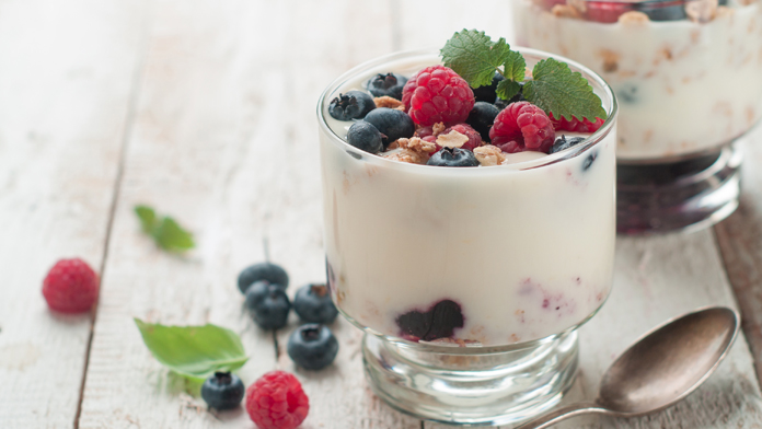 Yogurt intero con frutti di bosco