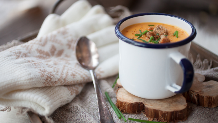 Una tazza con la zuppa