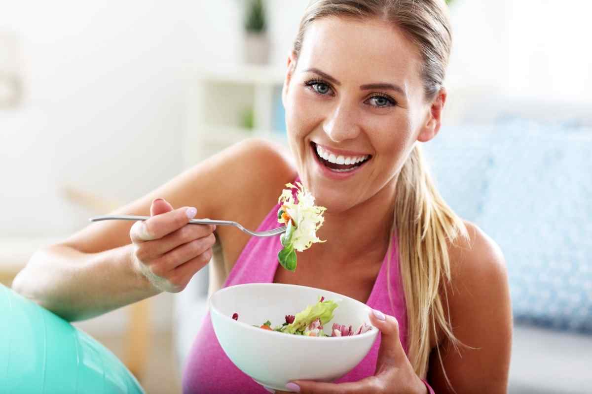una donna mangia subito dopo l'allenamento