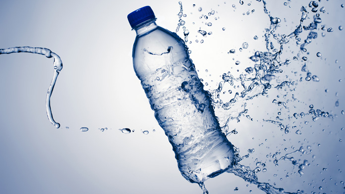 Plastica nelle acque in bottiglia