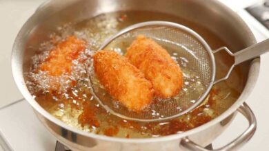 padella con bastoncini di patata fritti