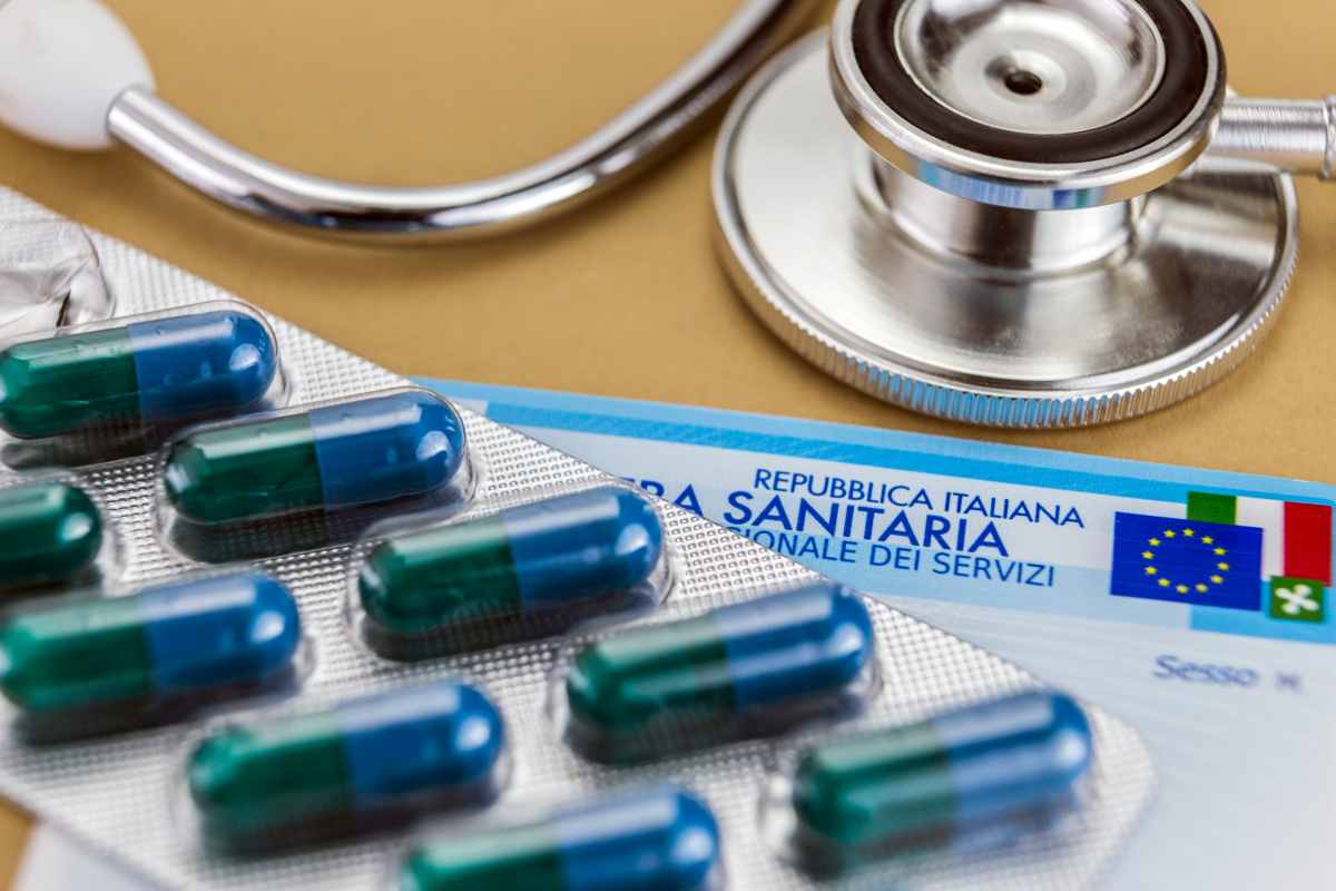un blister di pastiglie una tessera sanitaria e uno steteoscopio