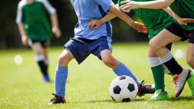 ragazzi che giocano a calcio
