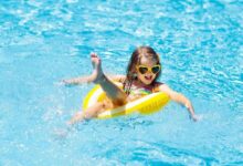 una bambina fa il bagno con il salvagente