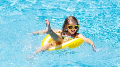 una bambina fa il bagno con il salvagente