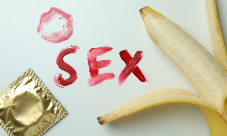 un profilattico una banana e lo stampo del rossetto